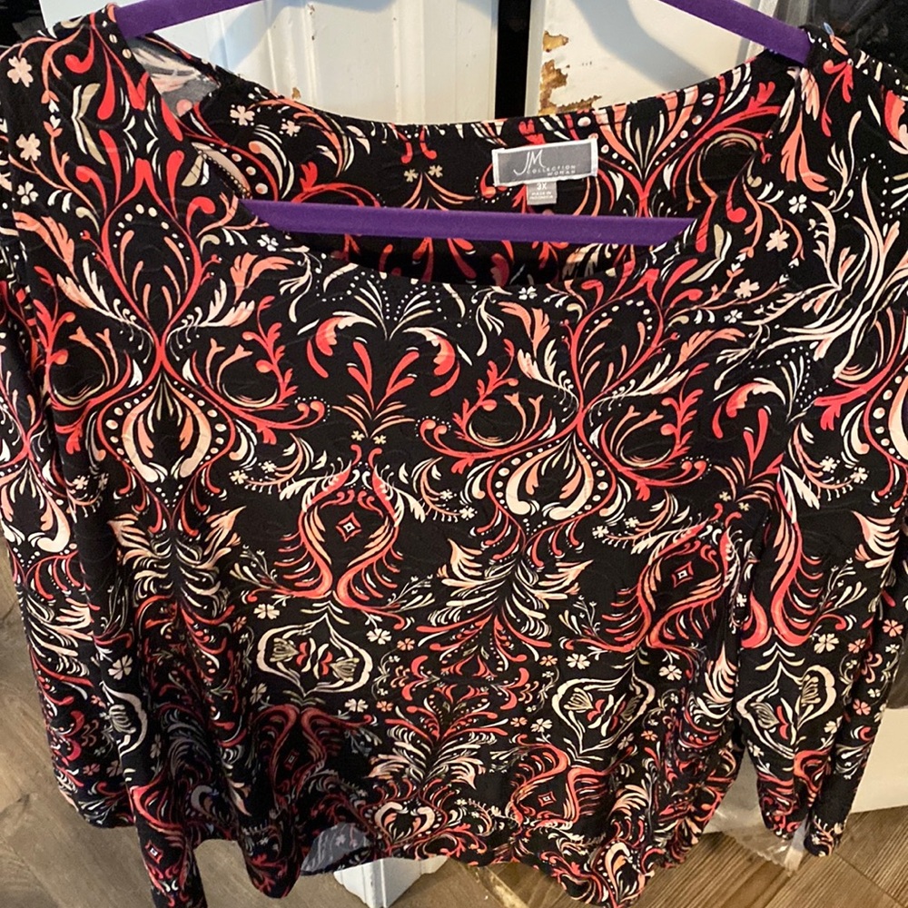 This textured shorter tunic is pink, white and black. Size 3x